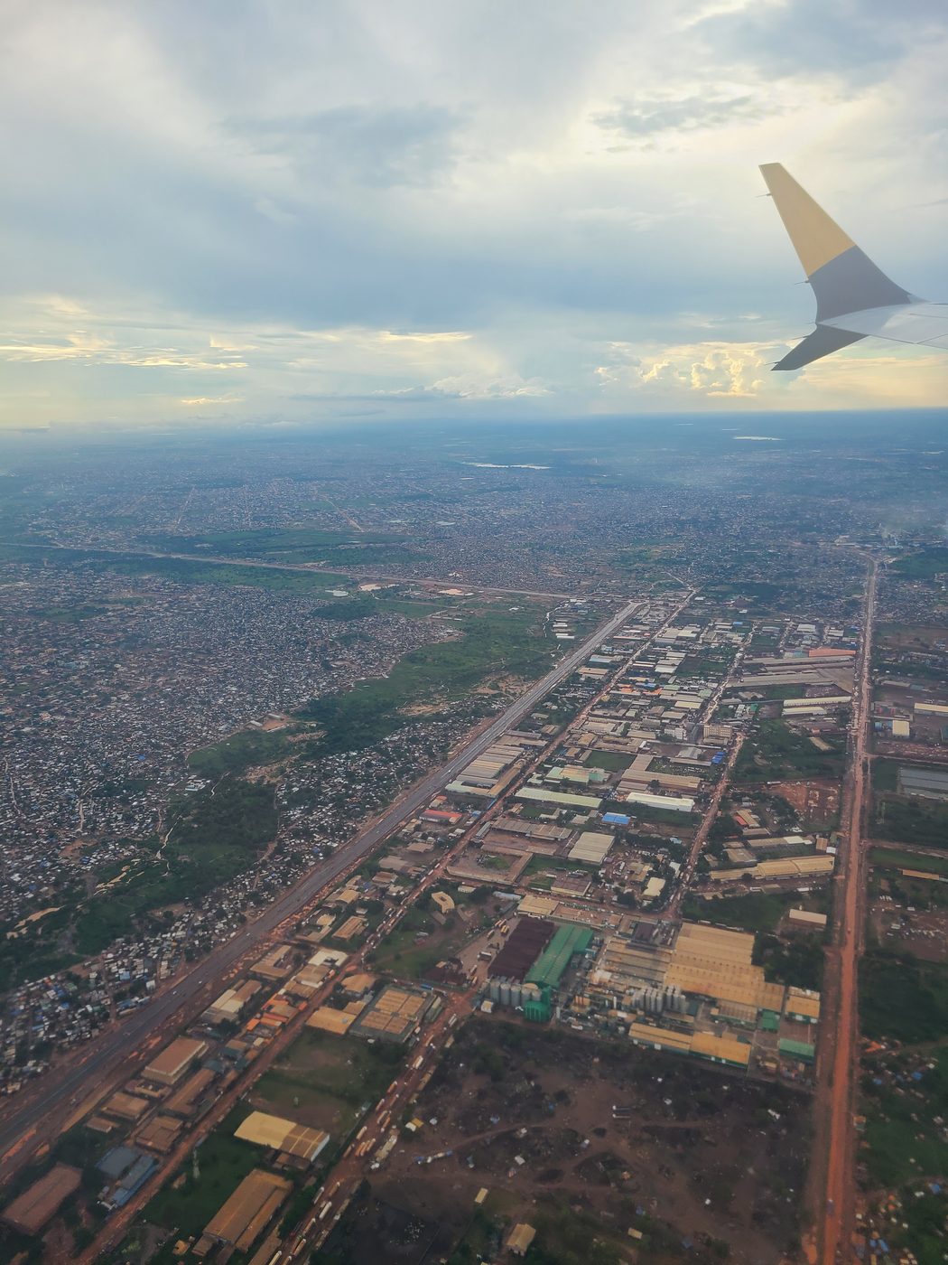 Vue a&eacute;rienne &agrave; l&rsquo;approche d&rsquo;une ville ouest-africaine