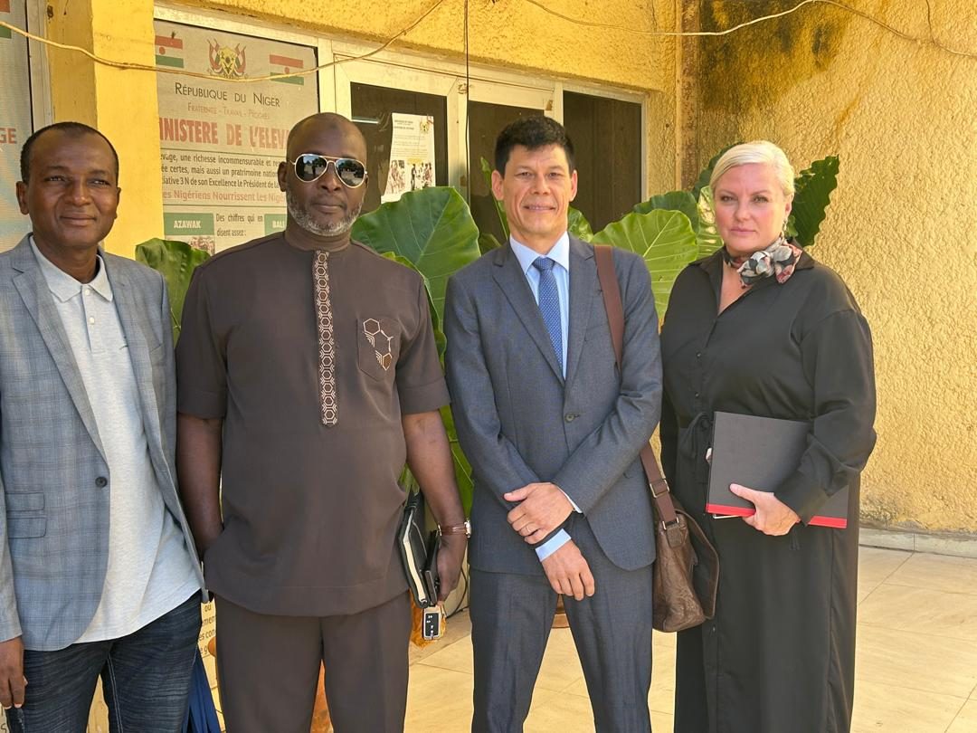 L&rsquo;&eacute;quipe Harvest devant le Minist&egrave;re de l&rsquo;&Eacute;levage, R&eacute;publique du Niger